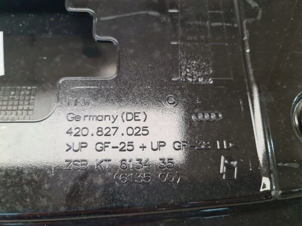 Audi R8 nakładka pokrywa klapy bagażnika 420827025